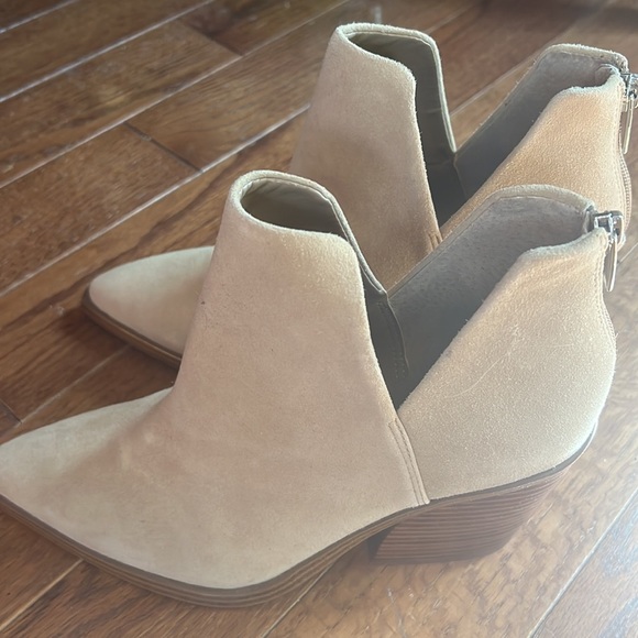 NWOT Vince Camuto Reggie Pointed-Toe Bootie in Tan with V-Shape Ankle Cut-Out - Picture 3 of 6